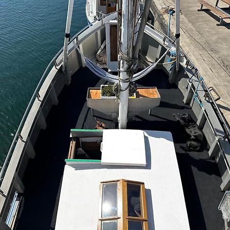 Varra Water - Unique Boat Accomodation - Bornholm - Fjaelstavn Nexo ภายนอก รูปภาพ